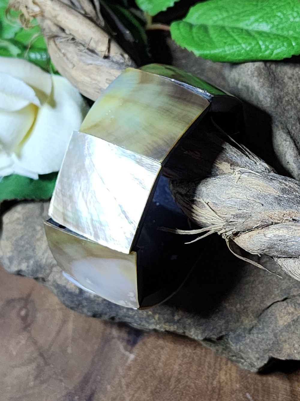 Shell Inlay Stretch Bracelet - Picture 3 of 9